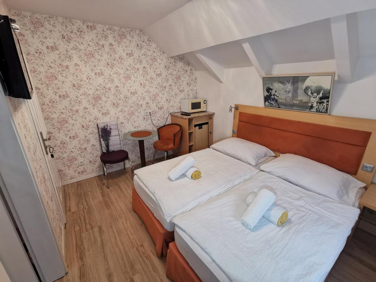 Pension Foehrenhain Gerasdorf bei Wien Exterior foto